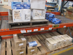 LOT TO INCLUDE: (7 BOXES/15-20 PACKS PER BOX, 100 GLOVES PER PACK) MEDIUM SIZED BLUE NITRILE GLOVES, (6 PACKS) SAFEGRIP POWDER FREE LATEX EXAMINATION GLOVES, (4 BOXES) SMALL POLYMED LATEX EXAMINATION GLOVES, (3 BOXES) AMBIDEX EXAMINATION GLOVES. LOADING & HANDLING FEE $15-4215